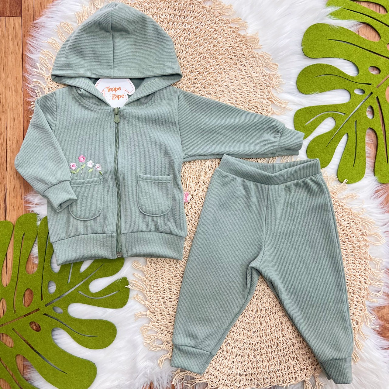 Conj. Jaqueta com Flores Bordadas no Bolsinho e Calça Ribana - Verde
